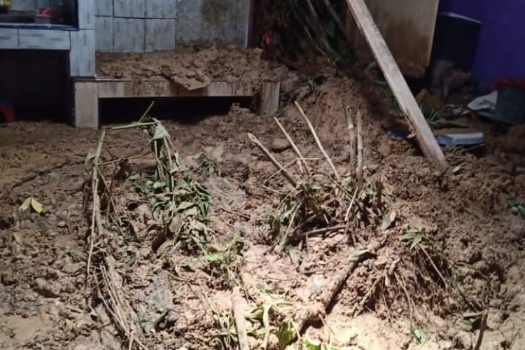4 Rumah Warga Desa Katepul Kabanjahe Tertimpa Longsor