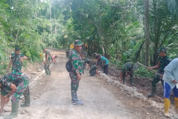 Warga Kian Semangat Benahi Jalan TMMD Kodim 0204/DS