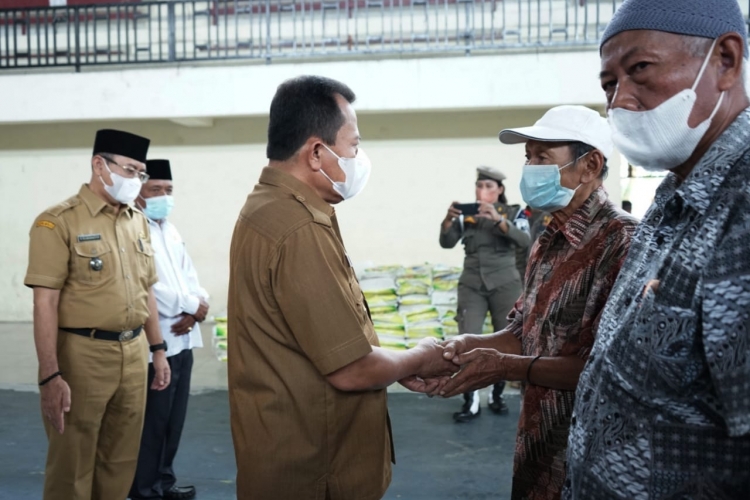 Bupati Serahkan Bantuan Beras kepada 1000 Kaum Dhuafa
