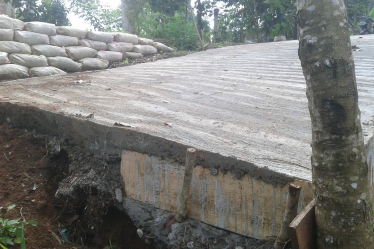 Tampak pekerjaan jalan tanpa papan merek