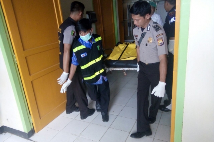 Tampak Korban Dibawa Kerumah Sakit Bayangkara Untuk Diotopsi