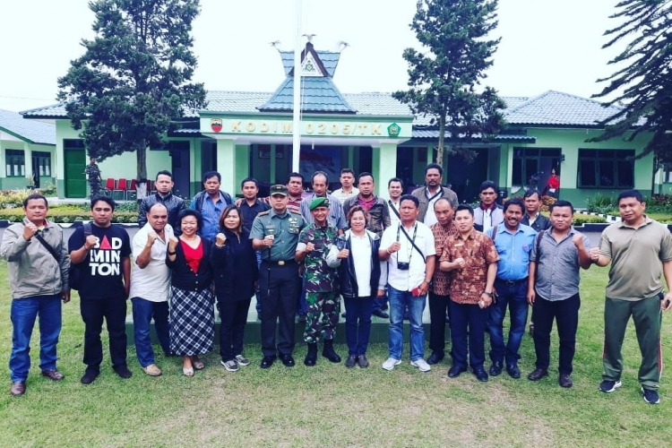 Foto Bersama Dandim 0205 Karo Bersama Hadirin Coffee Morning