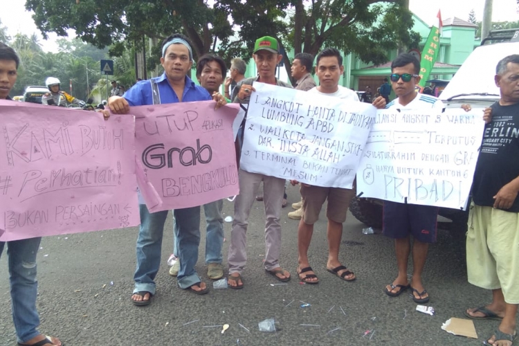 Tampak Supir angkot demo depan kantor Gubernur