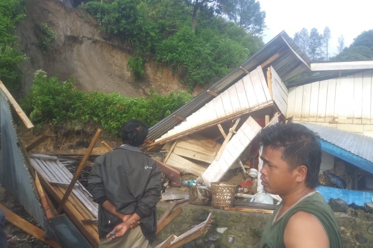 Rumah Warga di Desa Nagara Ambruk Diterjang Longsor