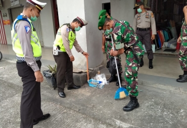 Cegah Virus Corona Personil Polres Kampar dan Kodim 0313/KPR Gelar Kerja Bakti