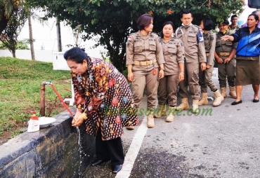 Bupati Karo Terkelin Brahmana SH MH sebelum memasuki ruangan kerja melakukan cuci tangan untuk mengedukasi setiap orang masuk kedalam kantor bupati harus terlebih dahulu cuci tangan menjaga antisipasi Virus Corona