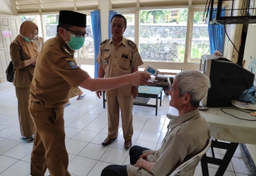 Antisipasi Corona Dinsos Cek Suhu Tubuh Penghuni Panti Jompo