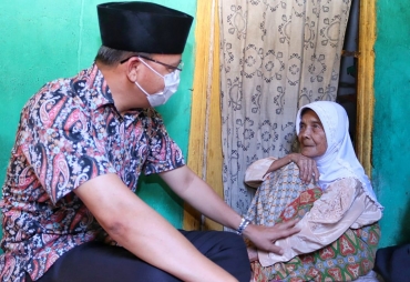 Salurkan Bantuan Gubernur Rohidin Semangati Nenek Saimima