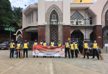 Hari Bhayangkara Personil Polda Kepri Bersih-bersih Rumah Ibadah
