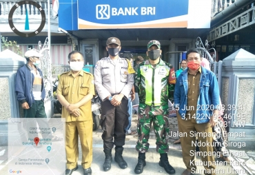 alah Satu Babinsa Kodim 0205/TK saat melakukan pendampingan pembagian BLT di Bank BRI Kecamatan Simpang Empat