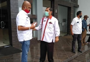 Bupati Karo saat dikonfirmasi di Halaman Kantor Bupati Karo Jalan Jamin Ginting Kabanjahe