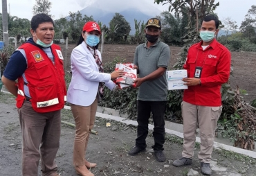 Pasca Erupsi Gunung Sinabung PMI Sumut Bagikan Masker 
