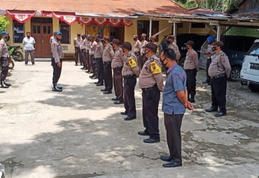 Kasipropam Polres Tanah Karo Ipda EL Situmorang saat memberikan tindakan kepada anggota yang tidak patuh pada protokol kesehatan di Mapolsek Mardingding Polres Tanah Karo