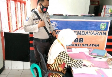 Polsek Kedurang Kawal Pembagian BST Sesuai Prokes Covid-19