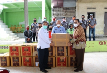 Bupati Karo Dampingi Ketua DPRD SU Serahkan Bantuan Masker