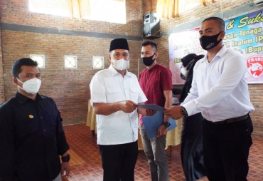 Bupati Batu Bara Serahkan Sertifikat kepada 97 Tenaga Pengaman PT INALUM