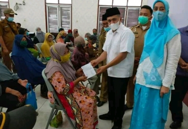 Bupati Batu Bara Bantuan Sosial Kepada Lansia 