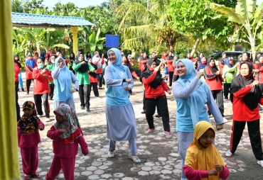 Jaga Kesehatan Ketua TP PKK Gelar Senam Bareng Warga Pematang Kuing