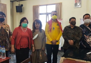Wabup Karo Dampingi Ketua Golkar Sumut Serahkan Bantuan