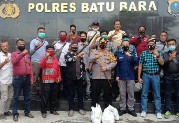 Kapolres Batu Bara Berbagi Sembako ke Jurnalis