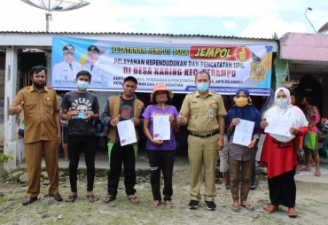 Tuntaskan Adminduk Layanan Jempol Kunjungi Desa Karing Berampu