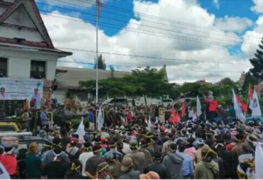 Tuntut Janji Ratusan Warga Parbuluan VI Datangi Kantor Bupati Dairi