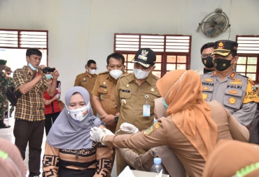 Bupati Batu Bara dan Kapolres Tinjau Vaksinasi Lansia