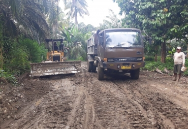 Percepat Perkerasan Jalan Satgas TMMD Kodim 0204/DS Kembali Turunkan Bulldozer