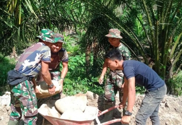 TNI dan Masyarakat Bahu-Membahu di Kegiatan TMMD 111 Kodim 0204/DS