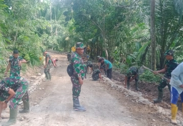 Warga Kian Semangat Benahi Jalan TMMD Kodim 0204/DS
