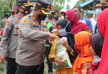 Kapolres Batu Bara Berbagi Sembako di Desa Kapal Merah