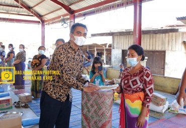 Pasca Kebakaran di Desa Lau Kesumpat Wabup Karo Serahkan Bantuan