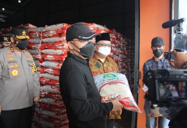 Lepas Bantuan Beras PPKM Gubernur Rohidin Tekankan Penyaluran Tepat Sasaran