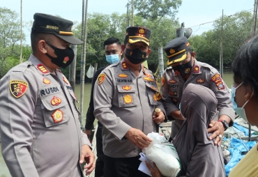 Kapolres Batu Bara Bagikan 50 Paket Sembako