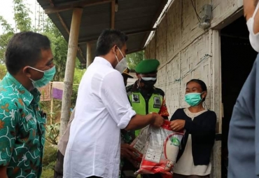 Wabup Karo Serahkan Beras PPKM ke Masyarakat Desa Sukajulu