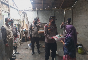 Polsek Lima Puluh Bersama KSJ Berbagi Sembako Pada Korban Bencana Alam