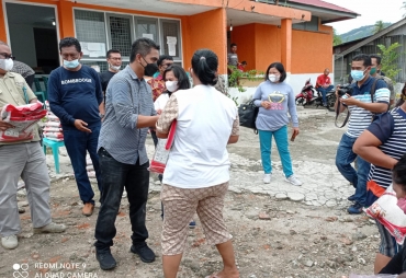 Wabup Karo Salurkan Bantuan Beras PPKM