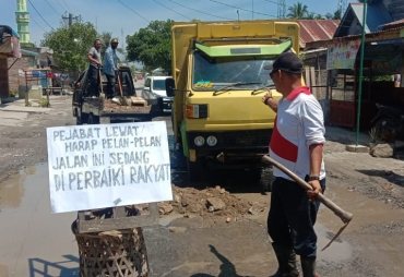 Tak Kunjung Dibenahi Gabungan Tokoh Pemuda Nibung Hangus Inisatif Timbun Jalan Berlubang 