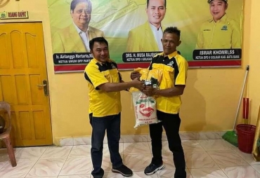 Ketua DPD Golkar Batubara Berikan Baju Seragam Kepimpinan Seluruh Desa 