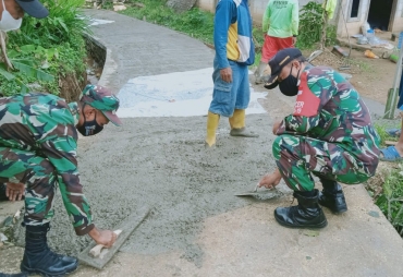 TNI Ikut Andil Dalam Pengecoran Jalan Desa