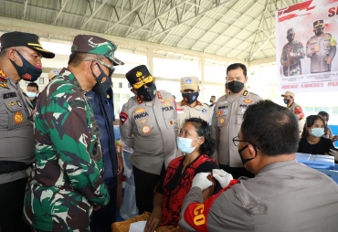 Serbu Nias Barat dengan 10 ribu Vaksin Kapoldasu dan Pangdam I/BB : Kita Jaga kesehatan masyarakat
