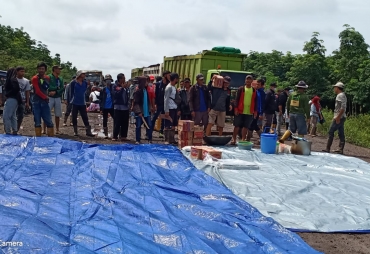 Jalan Lintas Servo Prambatan Diblokir Ratusan Angkutan Batu Bara Tidak Bisa Melintas