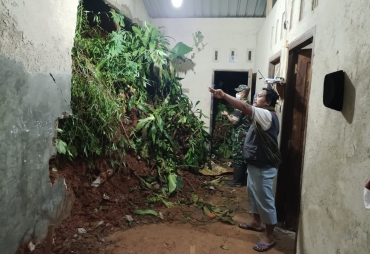 Dua Rumah Warga  Rusak Terkena Tanah Longsor