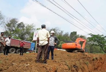 Bupati Zahir Pastikan Proyek Bahu Jalan Kantor Bupati Berjalan Lancar