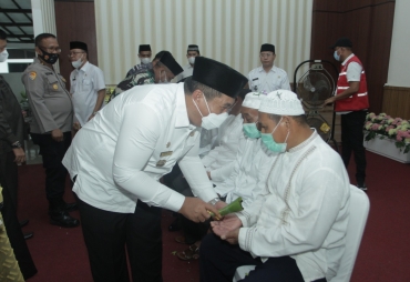 Wakil Bupati Saat Melakukan Prosesi Upah Upah 156 Jemaah Calon Haji Kabupaten Asahan