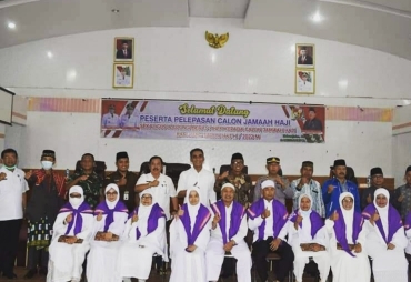 Wabup Hadiri Pelepasan dan Njujungi Beras Piher Kepada CJH Karo
