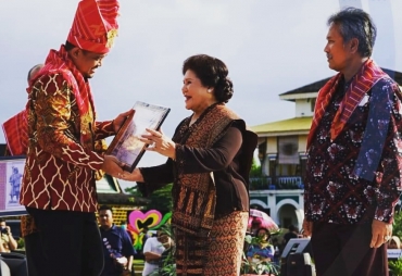 Walkot Medan Berikan Penghargaan Guru Patimpus Sembiring Pelawi Award Kepada Bupati Karo