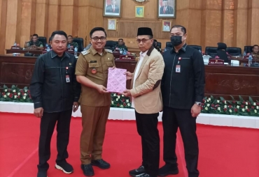 Wabup Oky serahkan KUA-PPAS RAPBD Batu Bara 2022.(foto/ist)