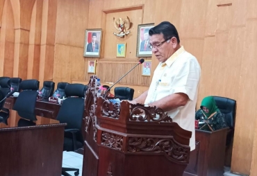 Bupati Batu Bara diwakili Sekertaris Daerah Sakti Alam memberi jawaban saat Rapat Paripurna (foto/Zulfauzan)