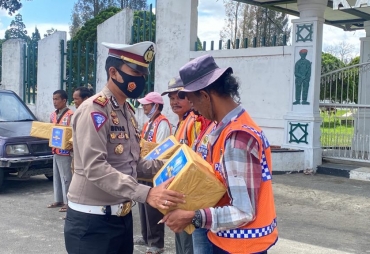 Jajaran Satlantas Polres Tanah Karo Bagi-bagi Paket Sembako
